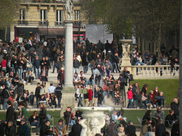 beaucoup de monde au jardin du Luxembourg